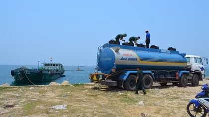 Bắt giữ hơn 7.000 lít xăng đang được chuyển từ tàu lên ô tô