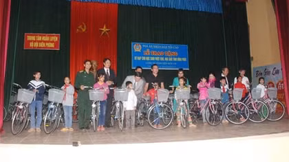 Mong các cháu học giỏi để giúp đỡ quê hương