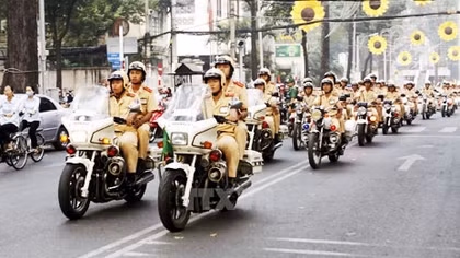 Sắc áo vàng trên thành phố mang tên Bác