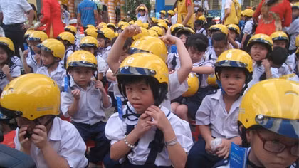Tặng 1.000 mũ bảo hiểm cho học sinh tiểu học