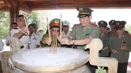 Dâng hương Nghĩa trang liệt sĩ Quốc gia và Ban an ninh Trung ương cục miền Nam