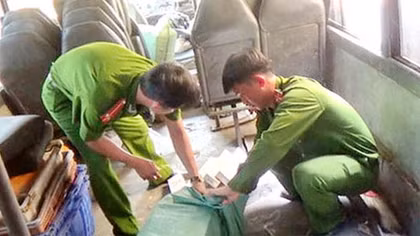 Xe khách chở 3.250 gói thuốc lá lậu qua biên giới