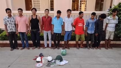 Bắt khẩn cấp 10 nghi can ‘giết người vì bị ném dép’