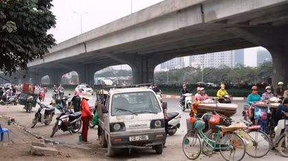 Chợ “di động” hoạt động bát nháo trên lòng đường Nguyễn Xiển