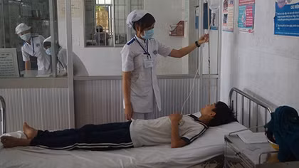 Hàng loạt học sinh tiểu học nhập viện sau bữa cơm trưa