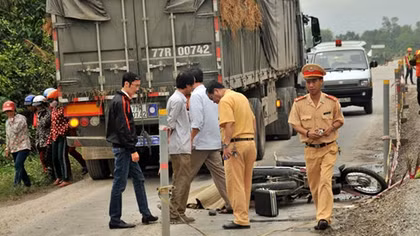 Ô tô va chạm xe máy, một người tử vong, một người nhập viện