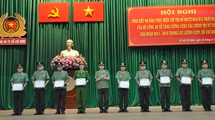 Khen thưởng 60 tập thể, cá nhân có thành tích xuất sắc 