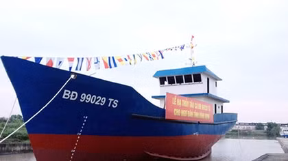 Hạ thủy tàu cá lưới vây cho ngư dân Bình Định 