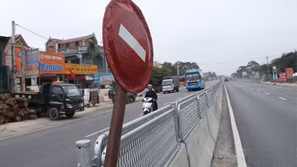 Phát hiện kẻ tháo dở tấm chống chói trên quốc lộ