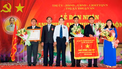 Thị xã Thuận An đón nhận danh hiệu Anh hùng Lao động thời kỳ đổi mới