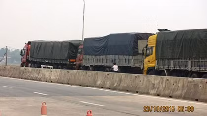 Một đoàn xe chở quá tải bị phạt 300 triệu đồng