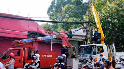 Cây cổ thụ bật gốc đè sập cửa hàng trong cơn mưa