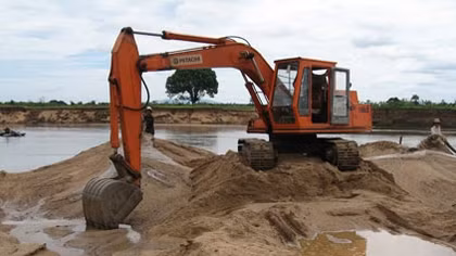 Bắt quả tang 3 đối tượng khai thác cát trái phép trên sông Hồng