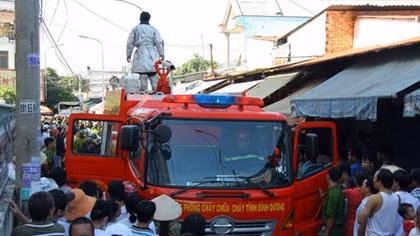 Thua kiện mất đất, người đàn ông ôm bình gas cố thủ 