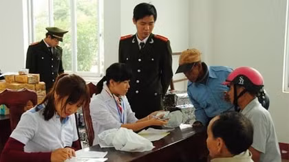 Hơn 200 người nghèo được khám bệnh, cấp phát thuốc miễn phí