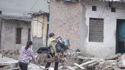 Giữa Thủ đô, người dân phải "bắc cầu" để vào nhà