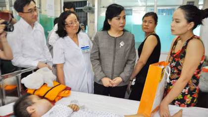 Bộ trưởng Y tế tới thăm bệnh nhi Ung Bướu TP Hồ Chí Minh nhân ngày 30/4