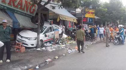 Taxi “điên” lao vào quán ăn sáng, 7 người bị thương nặng