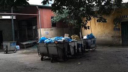 Bệnh viện Bạch Mai họp báo "thanh minh" về việc xử lý rác thải 