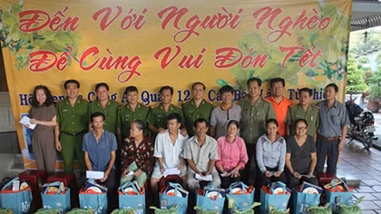 Mang tết sớm đến với bà con nghèo Củ Chi 
