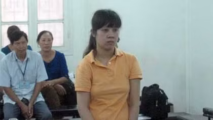 Nữ giám đốc một mình ra tòa nhận án