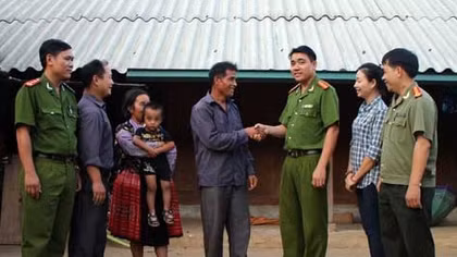 Khi già làng vận động đối tượng truy nã ra đầu thú