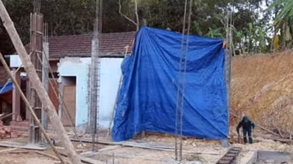 Đào đất, tá hỏa phát hiện quả bom nằm ngay đầu nhà