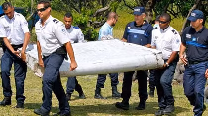 Bắt đầu giám định mảnh vỡ nghi của máy bay MH370