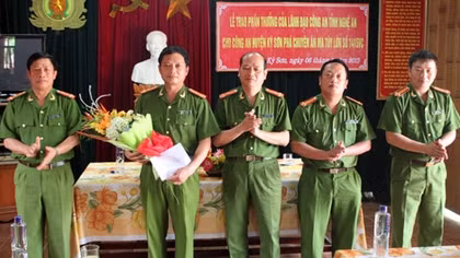 Thưởng Công an Kỳ Sơn về thành tích chống ma túy