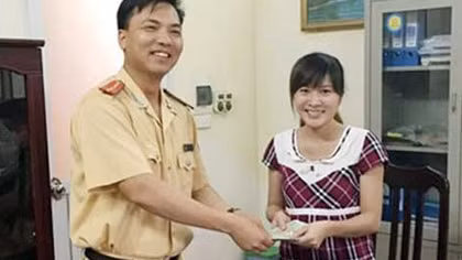 Cảnh sát giao thông trả ví cho người dân đánh rơi