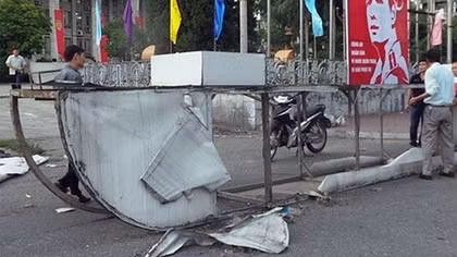 Gió lốc làm một phụ nữ bị thương