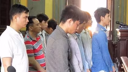 Giành 1 chỗ bán hàng, 10 kẻ vào tù