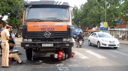 Bị cuốn vào gầm xe tải, một phụ nữ may mắn thoát chết