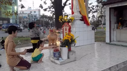 Ngôi miếu thờ vong linh những nạn nhân bị tai nạn giao thông