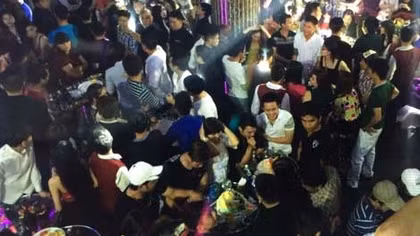 Kiểm tra quán bar lúc rạng sáng, ‘dân bay’ nháo nhào bỏ chạy