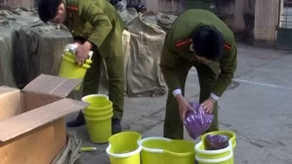 Tạm giữ 2 ôtô với hơn 100 thùng hàng lậu