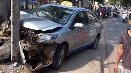 Taxi leo vỉa hè ‘thử sức’ với trụ điện