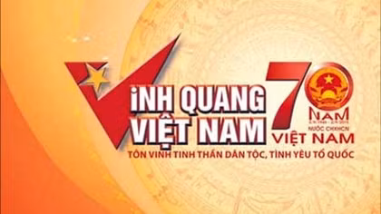 Cùng hát quốc ca trong chương trình Vinh quang Việt Nam