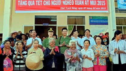 Rộn rã sắc xuân dưới trụ tua bin gió