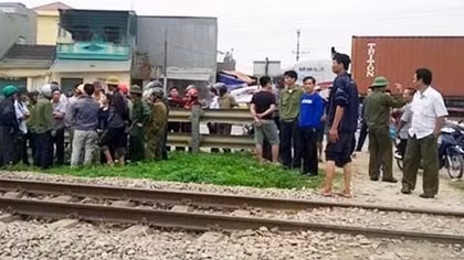 'Đối đầu' tàu hỏa, một phụ nữ bị đâm văng xa 10m