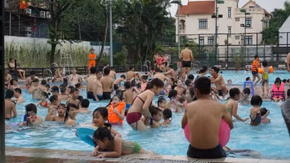 Cần dạy cho trẻ kĩ năng bơi lội và cấp cứu người đuối nước