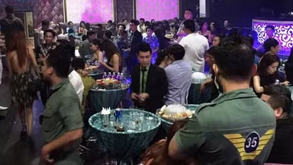 Kiểm tra quán bar dân bay ném ma túy hòng thoát thân