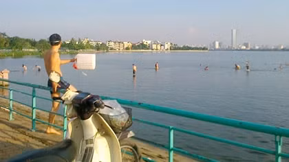 Những nguy cơ rình rập ở bãi tắm tự phát Hồ Tây