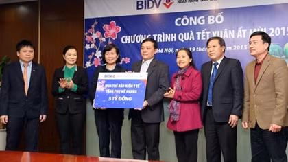 BIDV tặng quà Tết Ất Mùi và Thẻ bảo hiểm y tế người nghèo 25 tỷ đồng