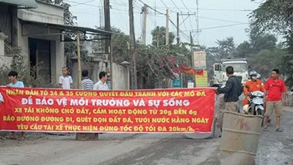 Dân lại chặn xe tải chở đá ra vào mỏ Tân Cang