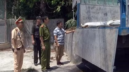 Phát hiện 3 tấn mỡ động vật không rõ nguồn gốc