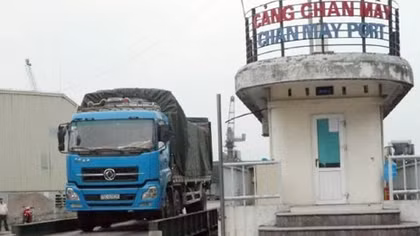 Để xe quá tải ra vào cảng Chân Mây, giám đốc bị tạm đình chỉ công tác