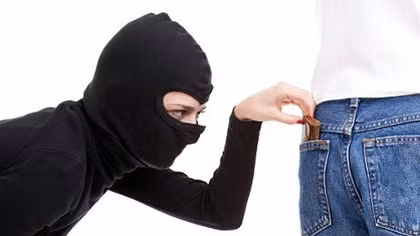 Bị bắt ‘tại trận’ vì trộm ví tiền của người nước ngoài