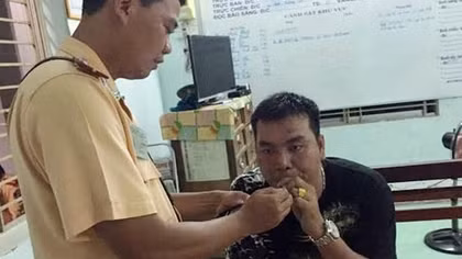 'Gọi trợ giúp' rồi chống đối khi bị kiểm tra nồng độ cồn