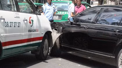 Siêu xe va chạm với taxi giữa trung tâm TP HCM